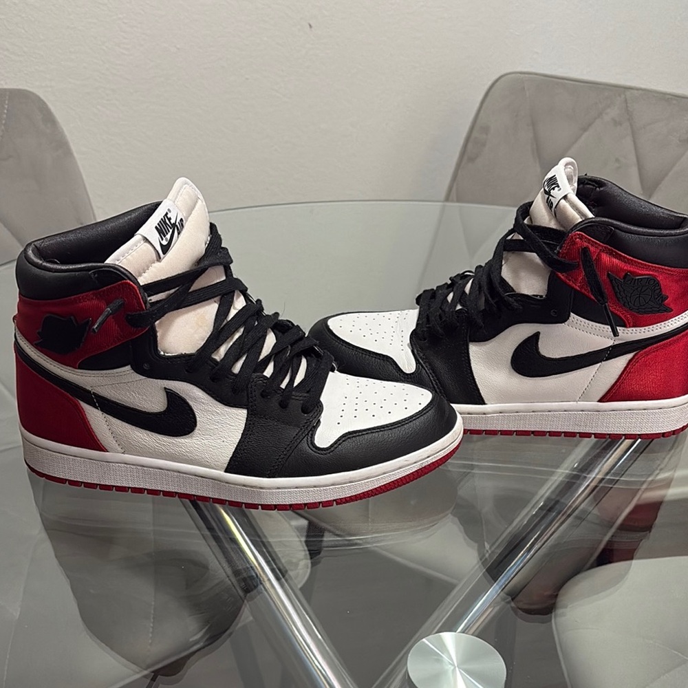 WOMEN'S AIR JORDAN 1 RETRO HIGH 'OG VARSITY RED SATIN BLACK TOE